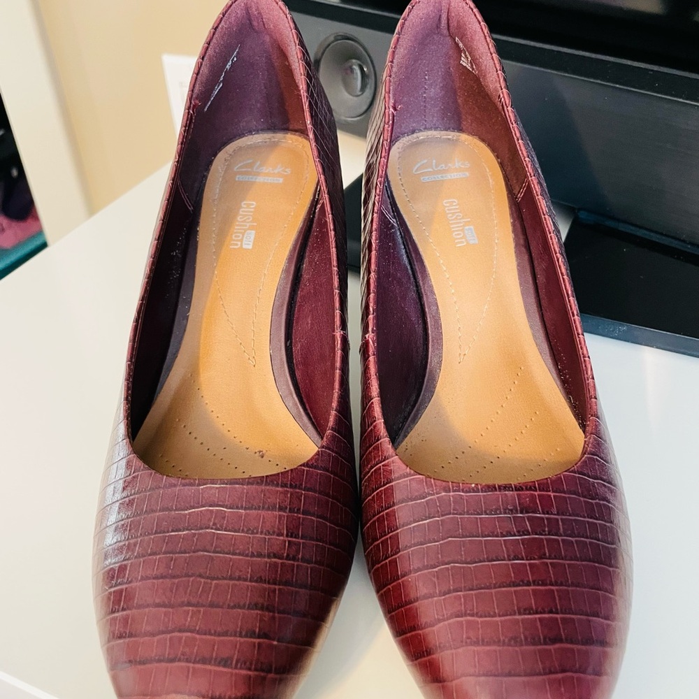 Clarks Textured Heels - Picture 2 of 4